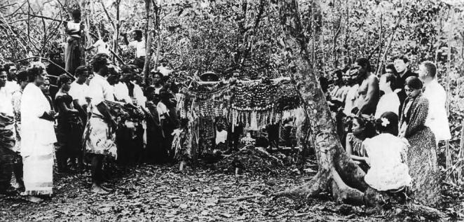 Шестдесят самоанцев отнесли гроб писателя на вершину горы...