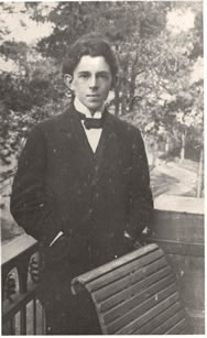 Иллюстрированная биография. О.Мандельштам. 1908-1909 гг. На балконе.