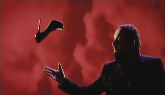 кадр из клипа Стаса Михайлова "Женщина-вамп"